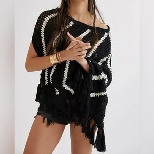 🆕Anthropologie NWT Asymmetric Black  and White Striped Poncho size fits all.